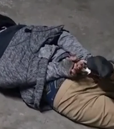 El sospechoso comenzó a golpearse la cabeza contra el asfalto.