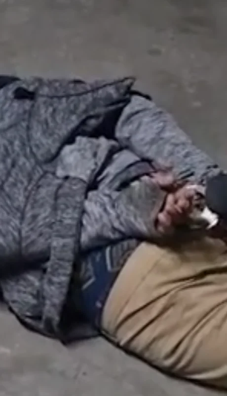 El sospechoso comenzó a golpearse la cabeza contra el asfalto.