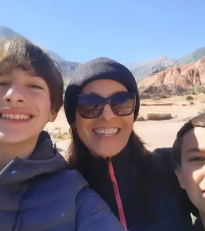 Laura Leguizamón junto a sus hijos. (Imagen: web)