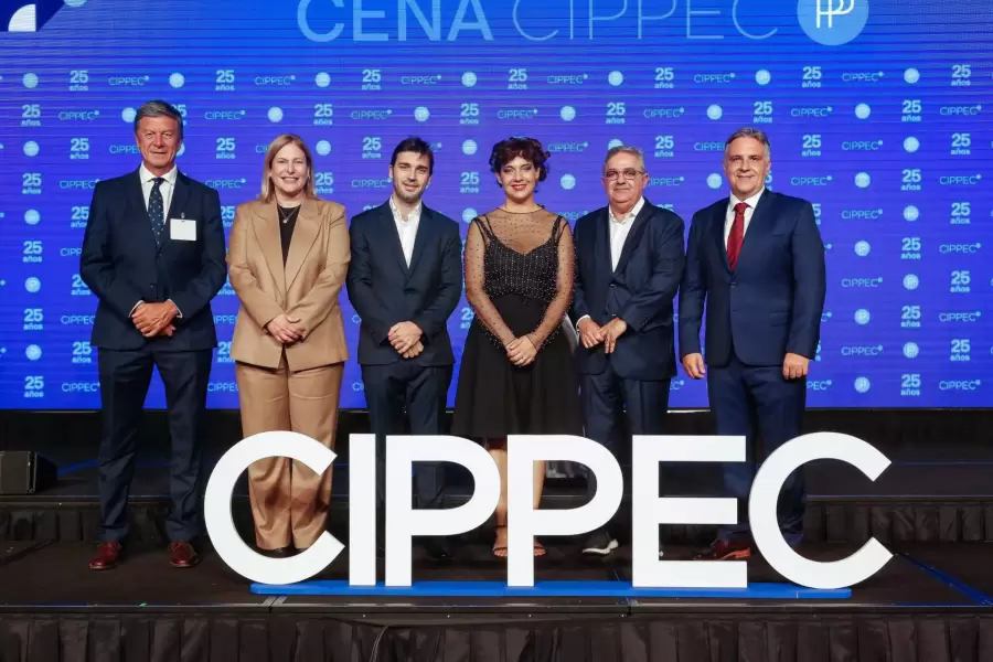 Directivos de CIPPEC con gobernadores