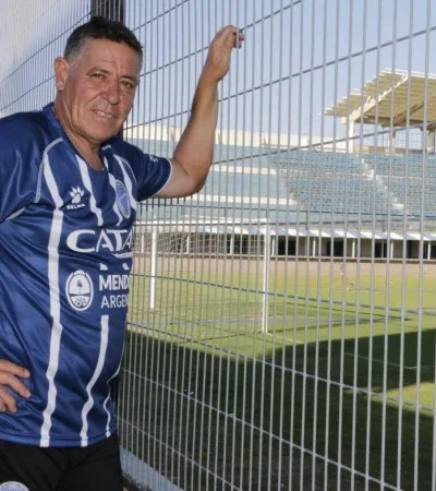 Marcelo Marcucci junto al campo que pisó por primera vez a los 8 años