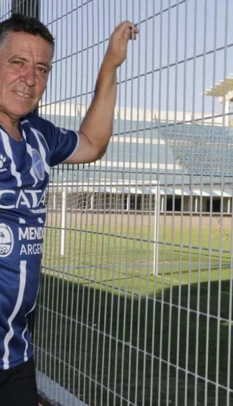 Marcelo Marcucci junto al campo que pisó por primera vez a los 8 años