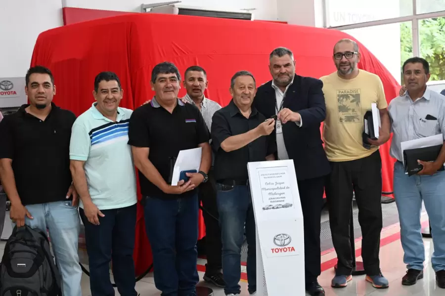 Celso Jaque acompañado de empleados municipales