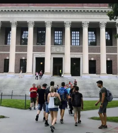Harvard está viviendo uno de los momentos más complicados de su larga trayectoria.