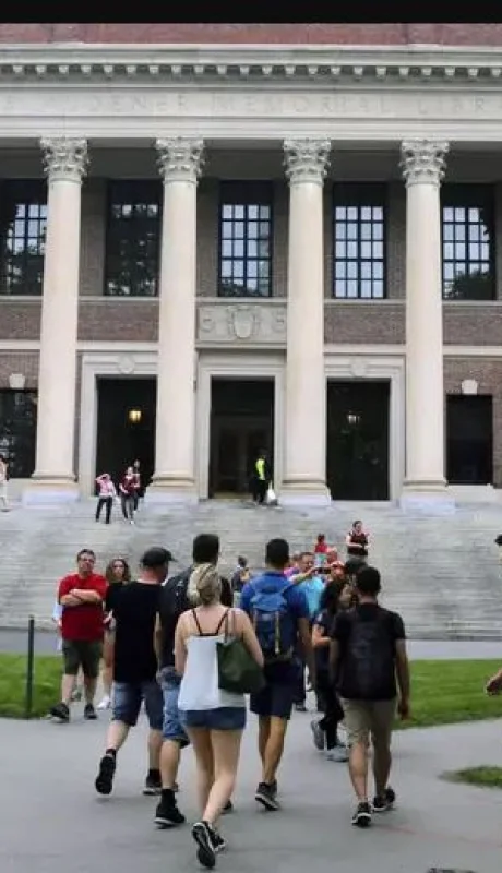 Harvard está viviendo uno de los momentos más complicados de su larga trayectoria.