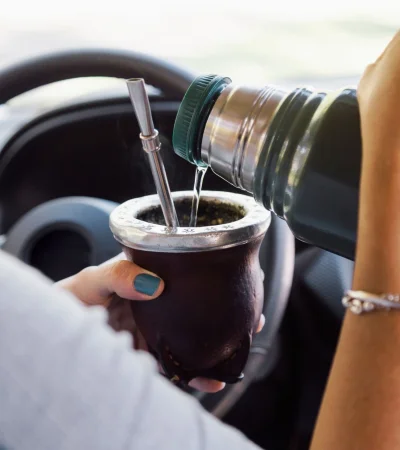 Prohibido tomar mate al volante en Mendoza: la multa puede ser carísima