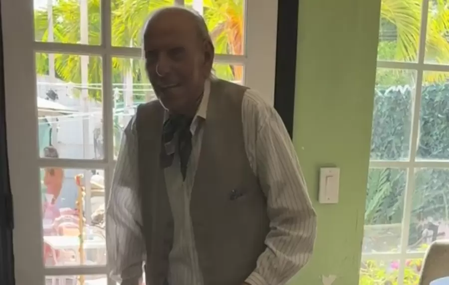 El abuelo que engaña al sistema con estilo.