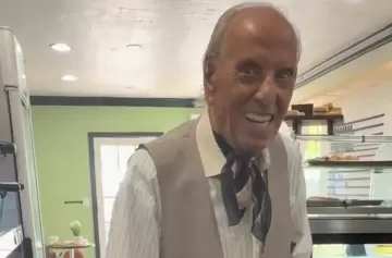 El abuelo que entra al banco en "modo abuelito" y sale en modo campeón