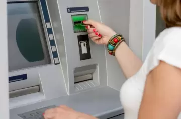 Esto es lo que nunca debes hacer al extraer efectivo del cajero automático
