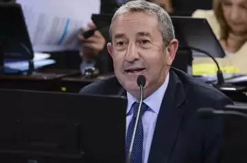 Para Julio Cobos, "los contenidos engañosos no son libertad de expresión"