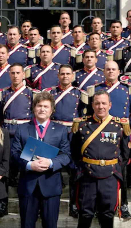El presidente Javier Milei reconocido con la "Orden Ecuestre Militar de los Caballeros Granaderos de los Andes".