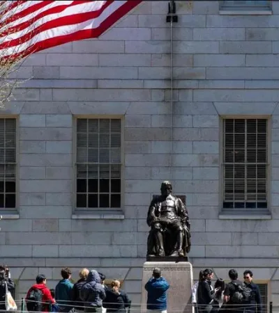 El numeroso cupo de extranjeros podrá, por ahora, seguir cursando sus carreras y posgrados.