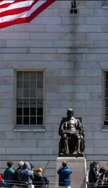 El numeroso cupo de extranjeros podrá, por ahora, seguir cursando sus carreras y posgrados.