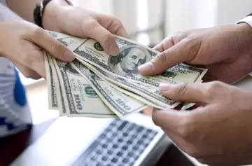 Uso de ahorros en dólares: aseguran que facilitará la vida de los contribuyentes