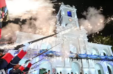 Así fue la emotiva vigilia por el 25 de Mayo frente al Cabildo Nacional