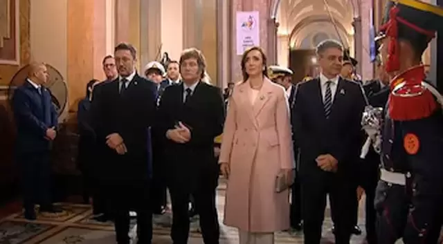 Visible tensión entre los funcionarios