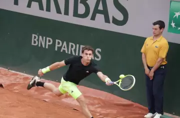 Cerúndolo y Navone avanzan en Roland Garros: triunfos argentinos en París