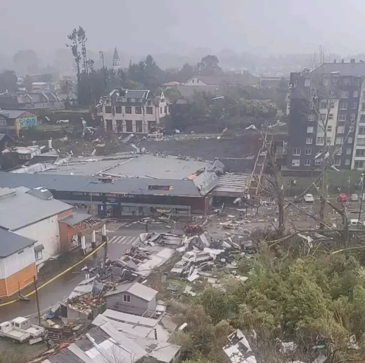Tornado de con vientos entre 139 y 178 kilómetros por hora causó serios daños en el centro de la ciudad de Puerto Varas, en el centro-sur de Chile/