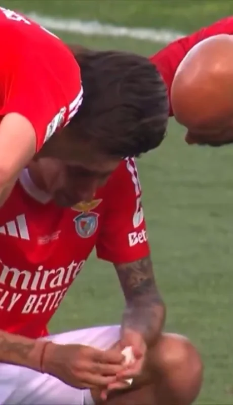 Ángel Di María lloró desconsoladamente en su despedida del Benfica.