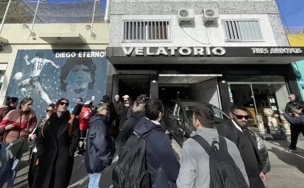 La sala velatoria donde fueron velados Adrián, Ian e Ivo durante este fin de semana. Fuente: X