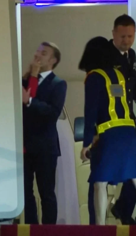 Emmanuel Macron expresó que se trató de una simple broma.