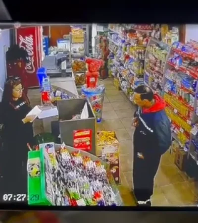 La víctima tuvo que fingir estar muerta para pedir ayuda.