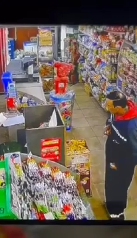 La víctima tuvo que fingir estar muerta para pedir ayuda.