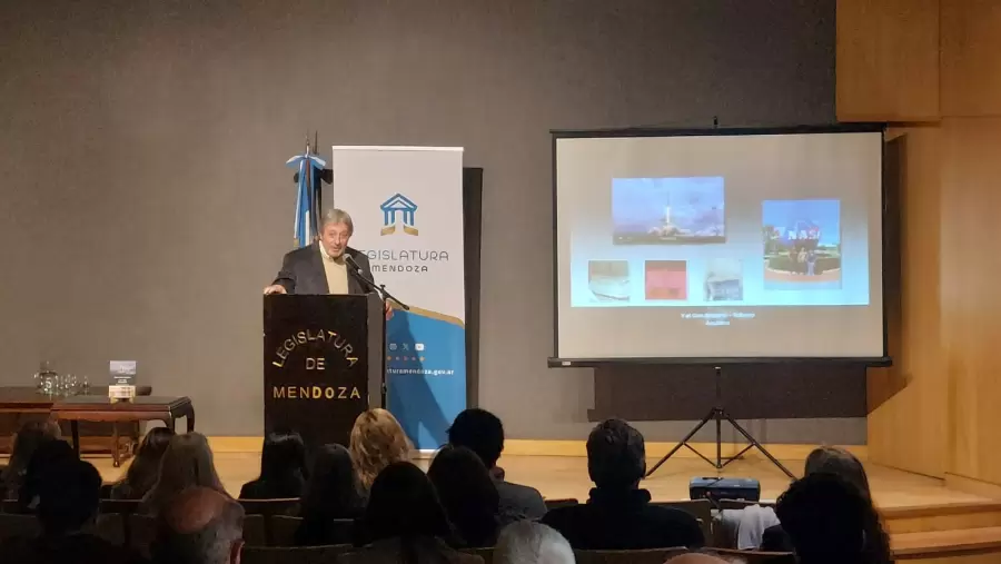 Roberto Aquilano durante el reconocimiento en el Senado.