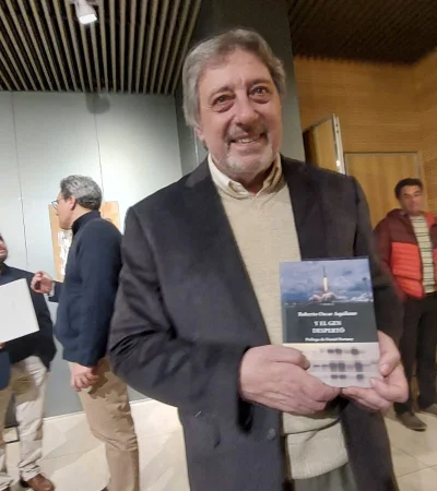 Roberto Aquilano y su obra en manos.