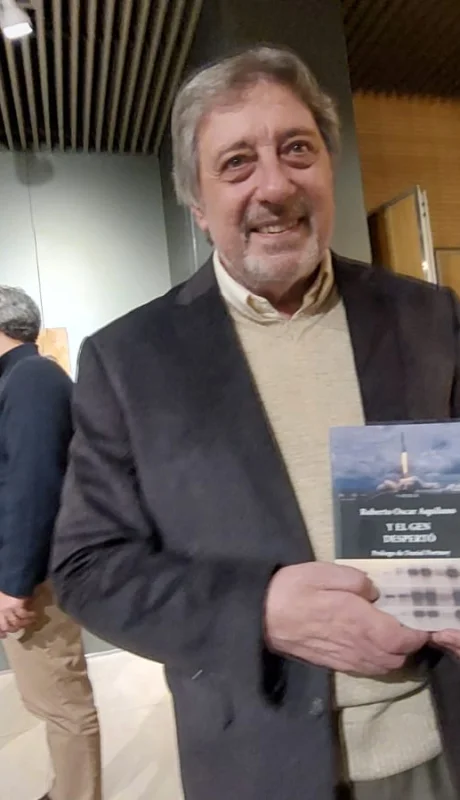 Roberto Aquilano y su obra en manos.