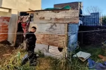 Hallan a un bebé desnudo y abandonado: sus padres estaban ebrios