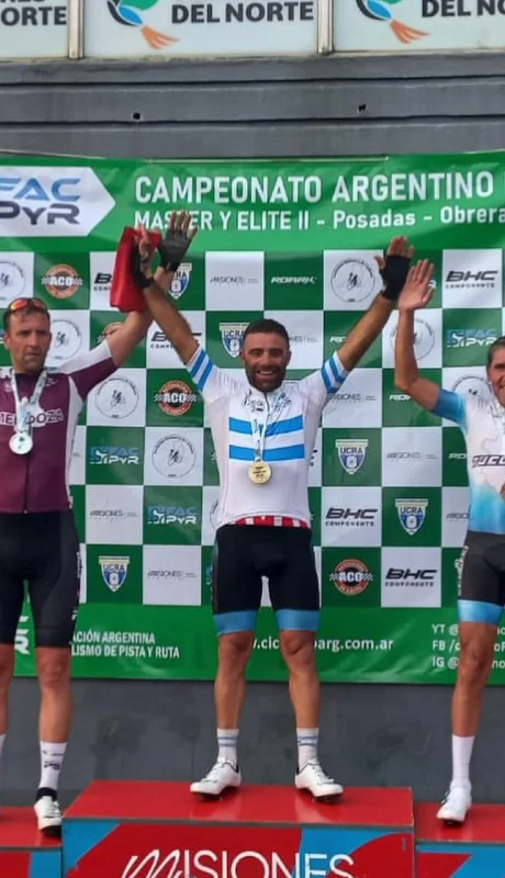 Fernando Zumer con la casaca borravino