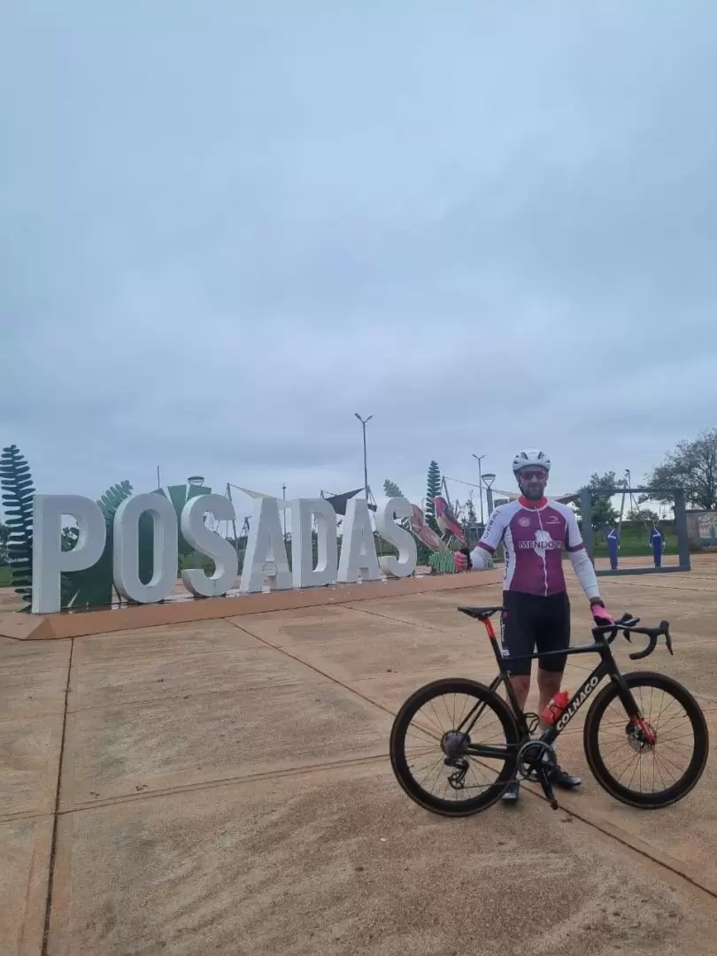 Zumer frente al cartel de la ciudad