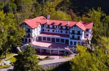 Cómo visitar el hotel que escapó del olvido y hoy vuelve a abrir sus puertas