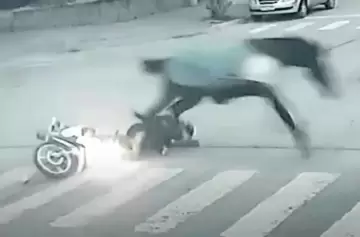 Caballo desbocado atropelló a una motociclista y el resultado fue tremendo