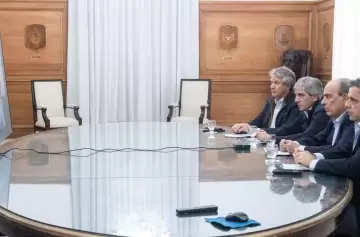 Dólares del colchón: reunión clave con 16 gobernadores