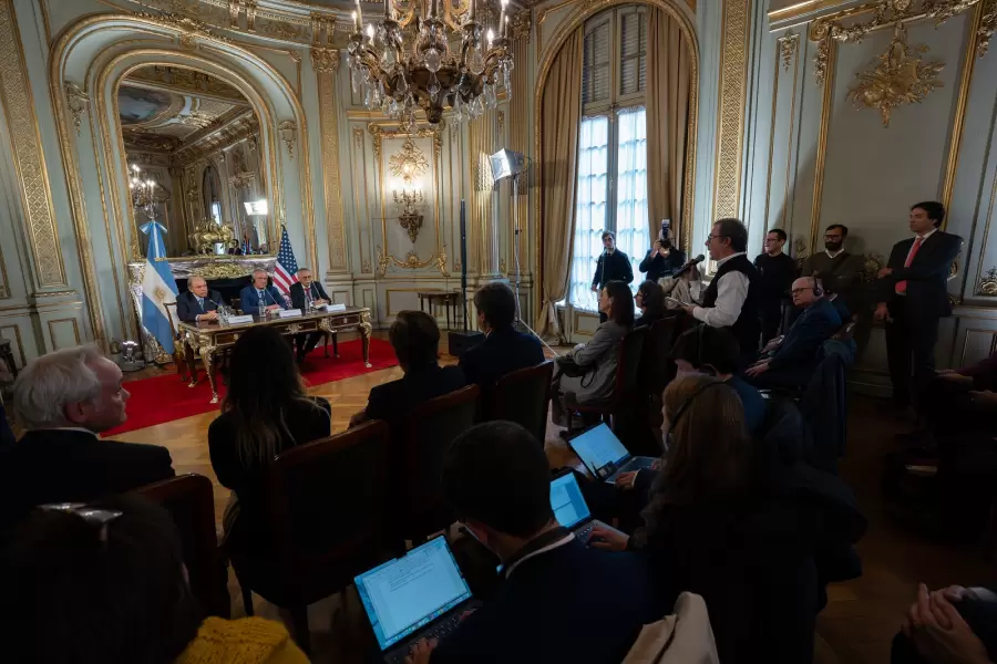 El canciller Werthein, el secretario Kennedy y el ministro Lugones presentando el documento ante los medios.