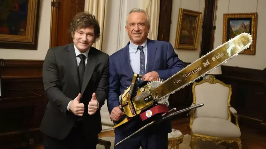 Milei y Kennedy posaron con una motosierra con la leyenda "Las fuerzas del cielo".