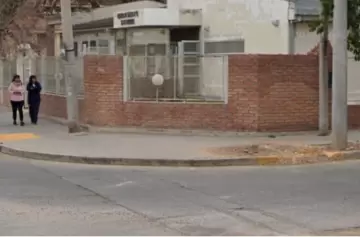 Arrastraron a un abuelo para robarle la bicicleta a metros de una comisaría