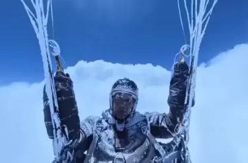 Un parapentista alcanzó 8.598 metros en China y sobrevivió