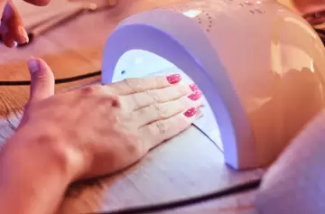 Alertan que las cabinas UV pueden causar daño celular y cáncer de piel