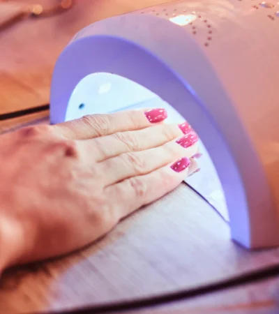 Las cabinas UV están en el foco de los investigadores. Fuente: X