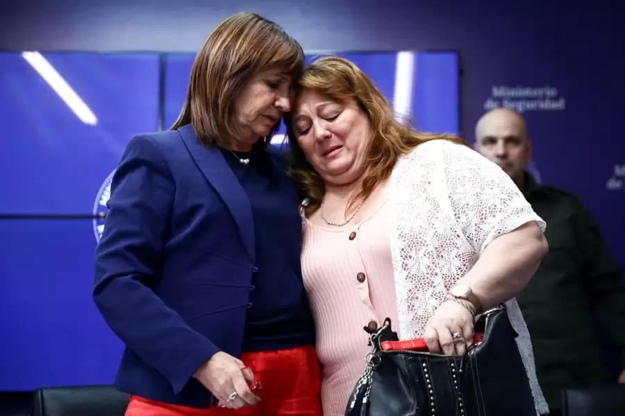 Patricia Bullrich junto a Griselda, madre del gendarme detenido. (Foto: Tomás Cuesta/Reuters)