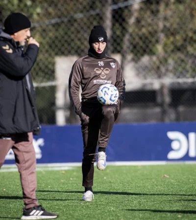 El plantel del Calamar con buen humor pese al frio