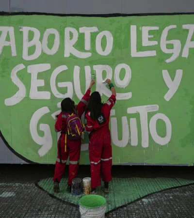 El aborto es un tema que divide posturas en una sociedad trasandina considerada de corte conservador.