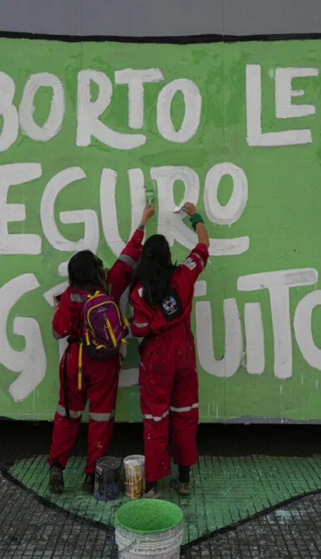 El aborto es un tema que divide posturas en una sociedad trasandina considerada de corte conservador.