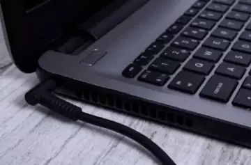 Por qué conviene desenchufar el cargador de la notebook: seguridad, ahorro y vida útil