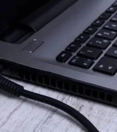 El cargador enchufado, incluso sin la computadora conectada, sigue consumiendo energía y puede recalentarse.