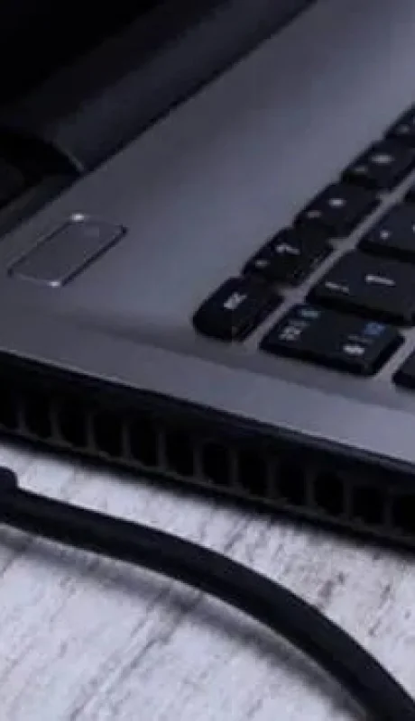 El cargador enchufado, incluso sin la computadora conectada, sigue consumiendo energía y puede recalentarse.