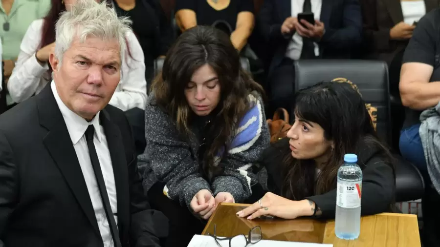 Las hijas de Diego Maradona y el abogado Fernando Burlando, en una de las sesiones. (Foto: archivo web)